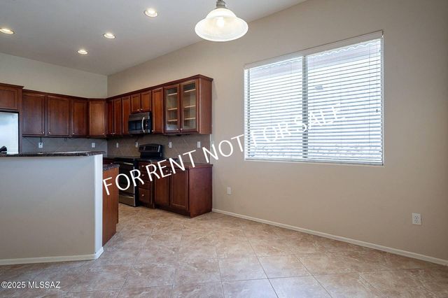 10737 S Miralago Drive, Vail, AZ 85641