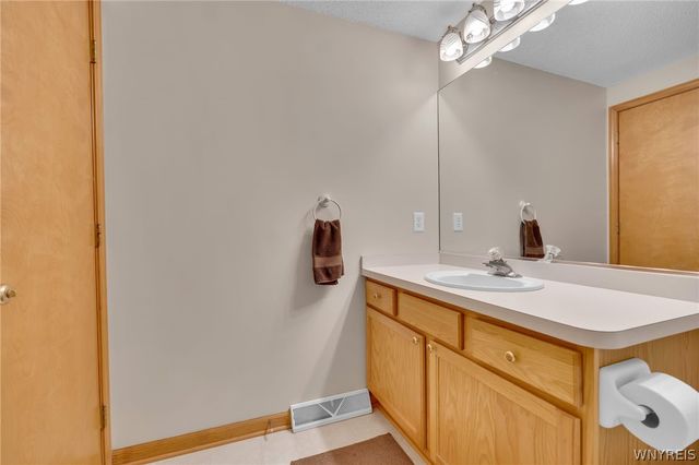 43 Woodgate Drive, Lancaster, NY 14086