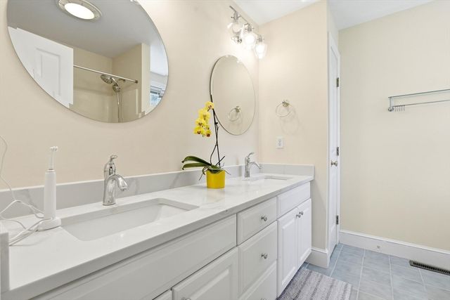 1 Village Ln, Littleton, MA 01460