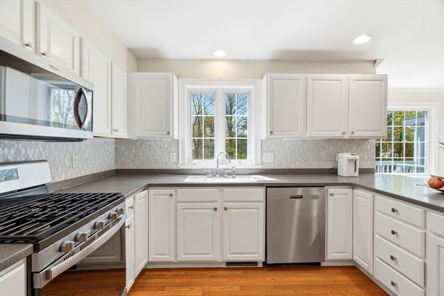 1 Village Ln, Littleton, MA 01460
