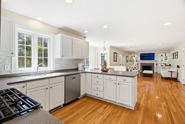 1 Village Ln, Littleton, MA 01460