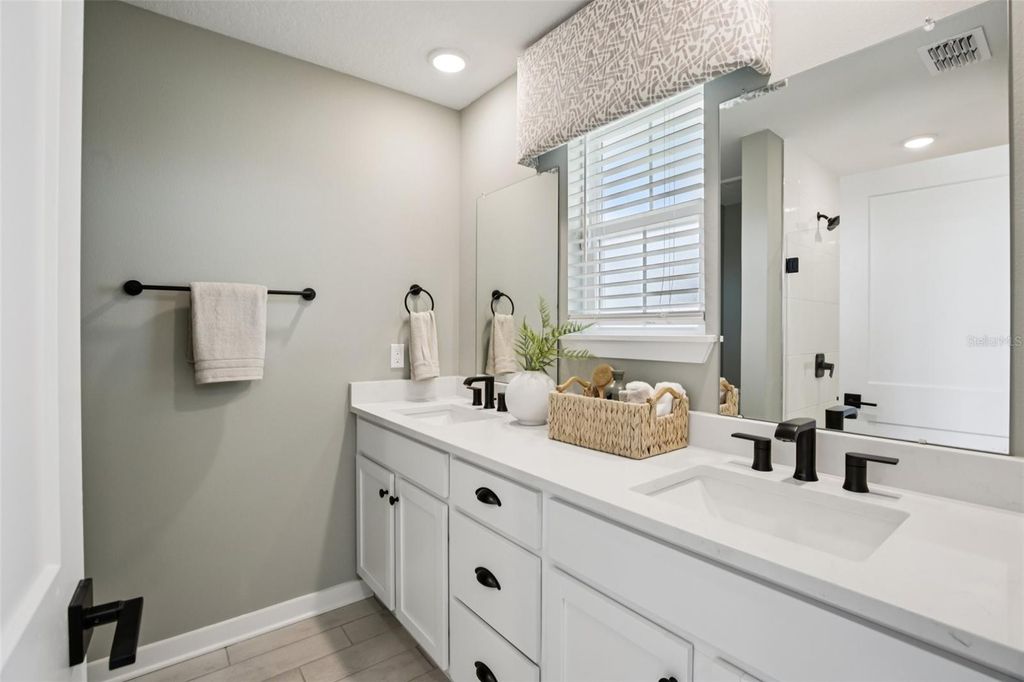 Image 8 of property listing at 15174 DYNASTY TRAIL, Nokomis, FL 34275