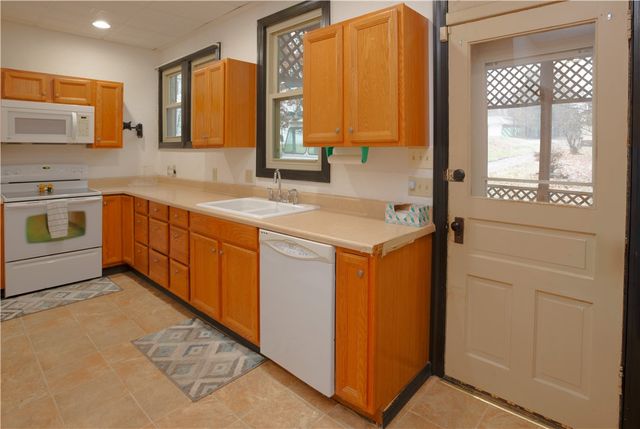 222 N 2nd St, Jeannette, PA 15644