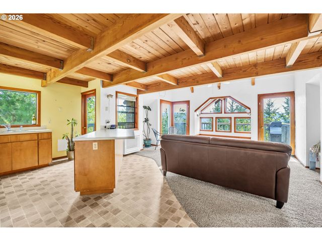 88901 MCKENZIE ACRES Dr, Springfield, OR 97478