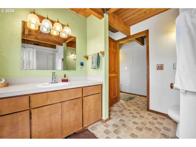 88901 MCKENZIE ACRES Dr, Springfield, OR 97478