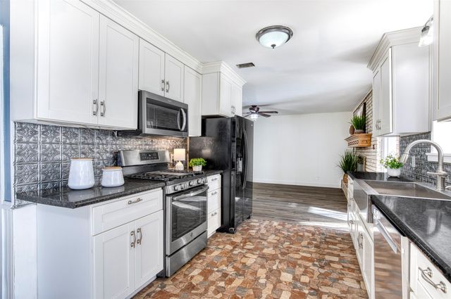 521 Val Oaks Court, Hurst, TX 76053