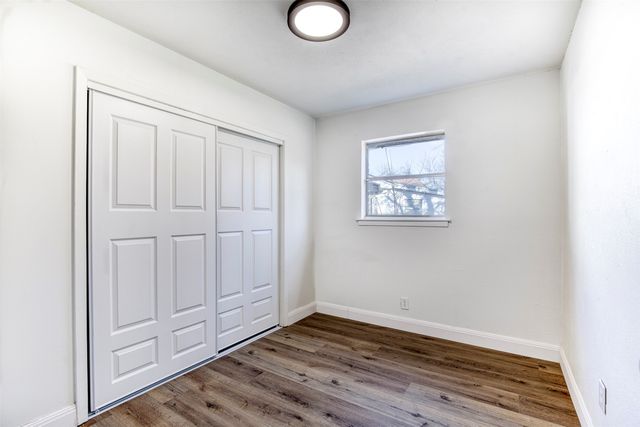 521 Val Oaks Court, Hurst, TX 76053