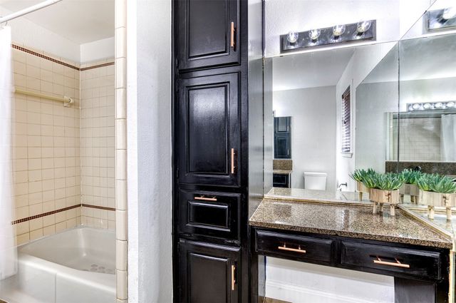 521 Val Oaks Court, Hurst, TX 76053