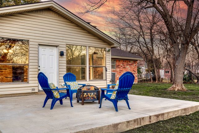 521 Val Oaks Court, Hurst, TX 76053