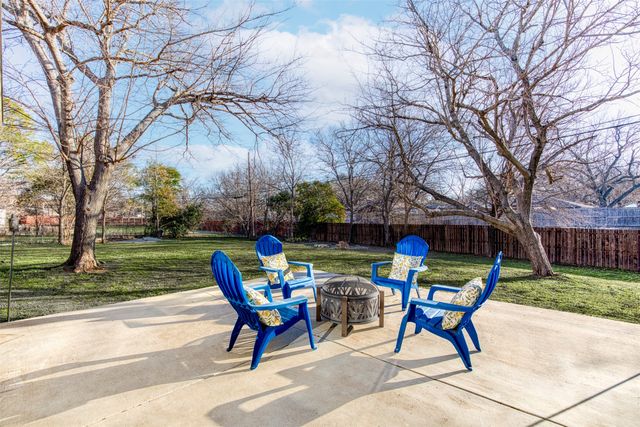 521 Val Oaks Court, Hurst, TX 76053