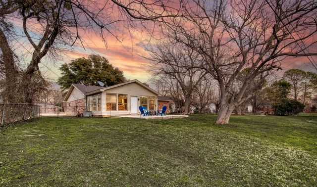 521 Val Oaks Court, Hurst, TX 76053