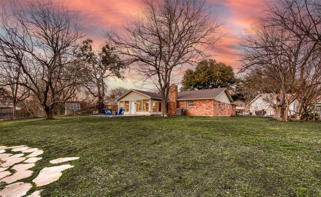 521 Val Oaks Court, Hurst, TX 76053