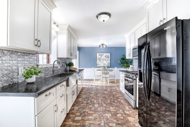 521 Val Oaks Court, Hurst, TX 76053