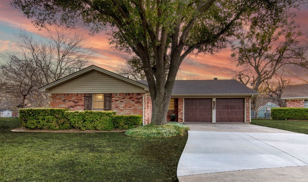 521 Val Oaks Court, Hurst, TX 76053