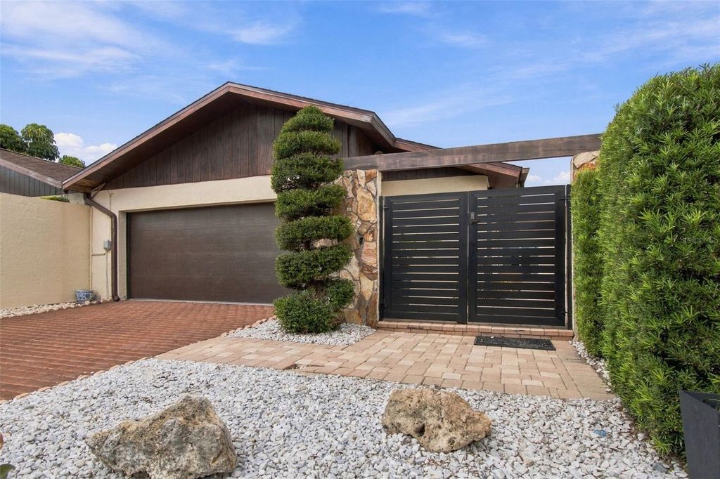 Image 11 of property listing at 5041 PALOMA DRIVE, Tampa, FL 33624