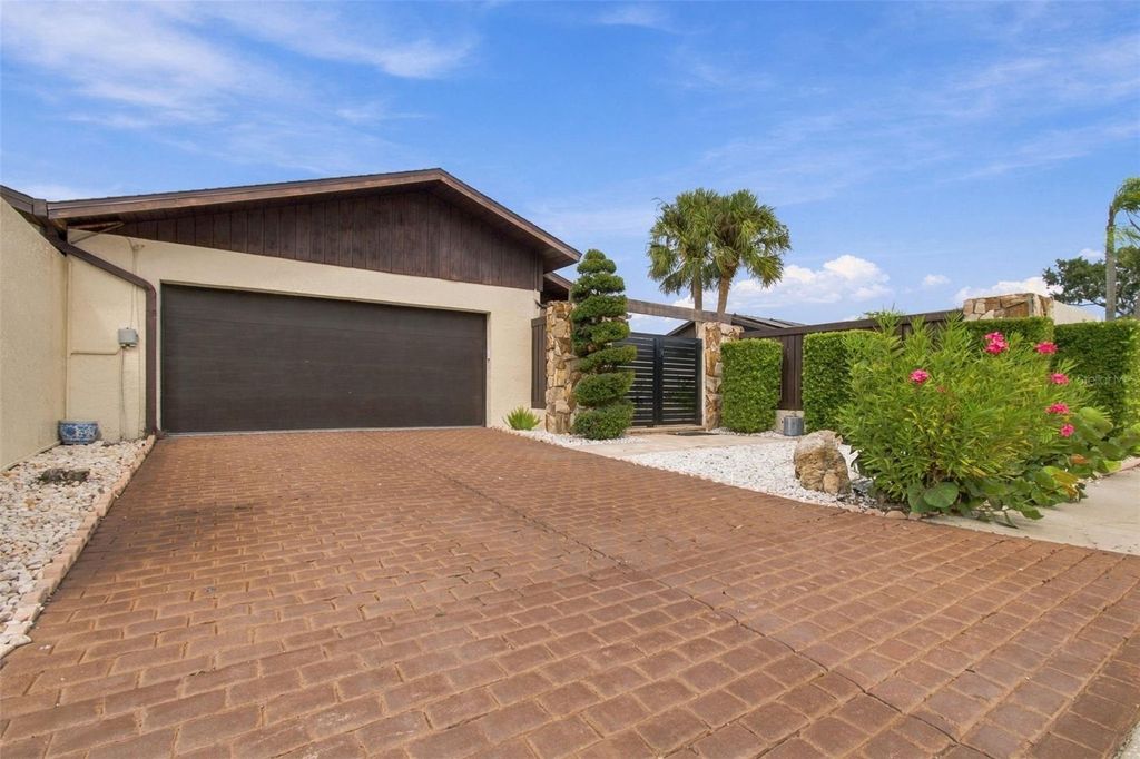 Image 7 of property listing at 5041 PALOMA DRIVE, Tampa, FL 33624