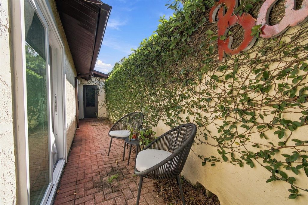 Image 76 of property listing at 5041 PALOMA DRIVE, Tampa, FL 33624
