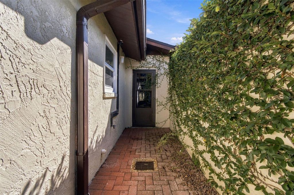Image 78 of property listing at 5041 PALOMA DRIVE, Tampa, FL 33624