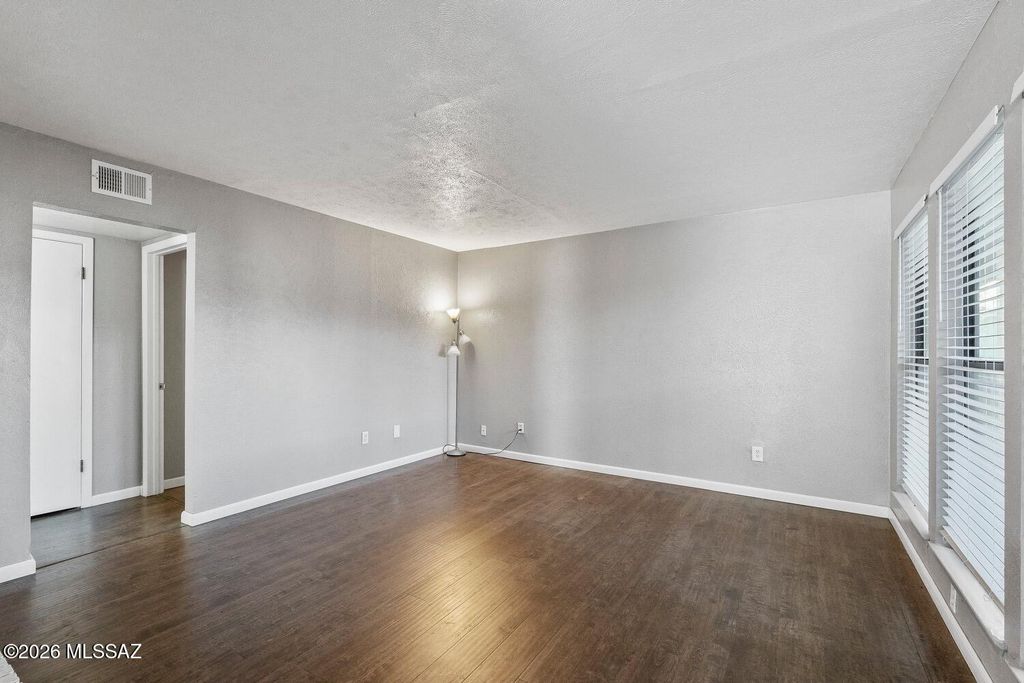 Image 3 of property listing at 1620 N Wilmot Rd Unit S435, Tucson, AZ 85712