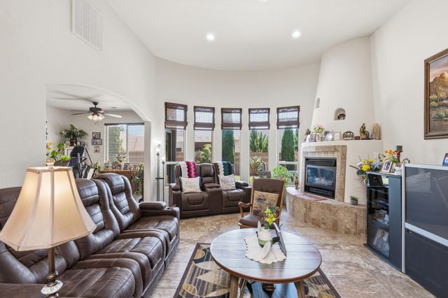 330 Calle Consuelo NE, Los Lunas, NM 87031