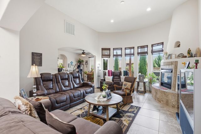 330 Calle Consuelo NE, Los Lunas, NM 87031