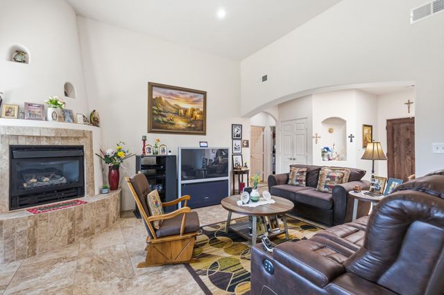 330 Calle Consuelo NE, Los Lunas, NM 87031