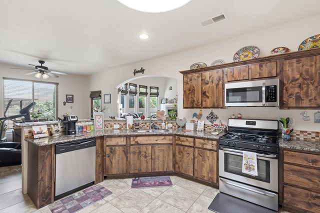 330 Calle Consuelo NE, Los Lunas, NM 87031