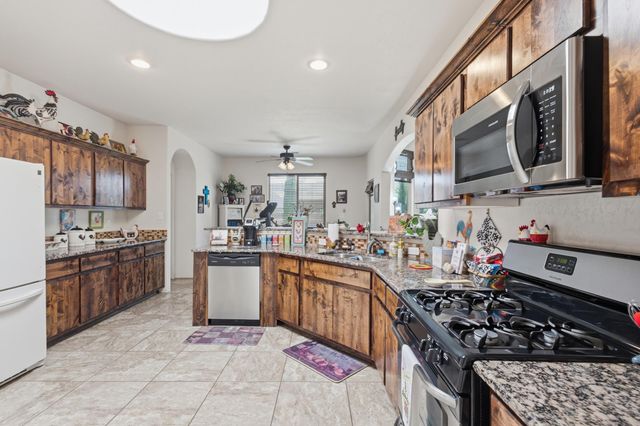330 Calle Consuelo NE, Los Lunas, NM 87031