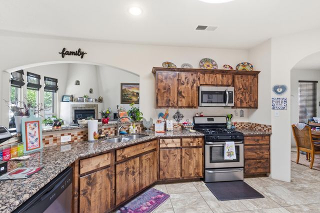 330 Calle Consuelo NE, Los Lunas, NM 87031
