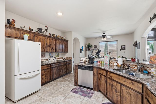330 Calle Consuelo NE, Los Lunas, NM 87031