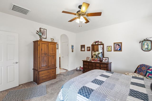 330 Calle Consuelo NE, Los Lunas, NM 87031