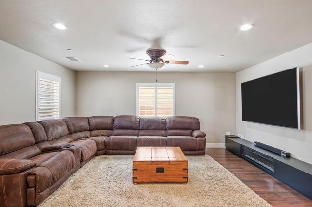 1529 Mitchell Ave, Escalon, CA 95320