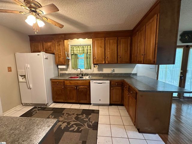 693 Grandwood Boulevard, Gray Court, SC 29645