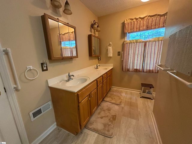 693 Grandwood Boulevard, Gray Court, SC 29645