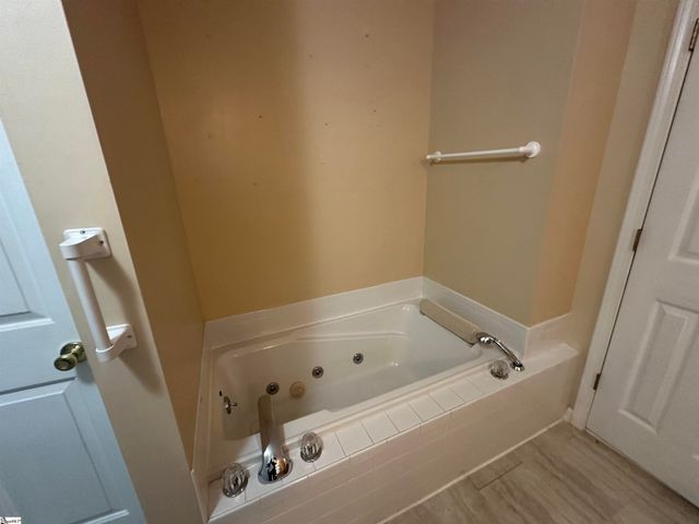 693 Grandwood Boulevard, Gray Court, SC 29645
