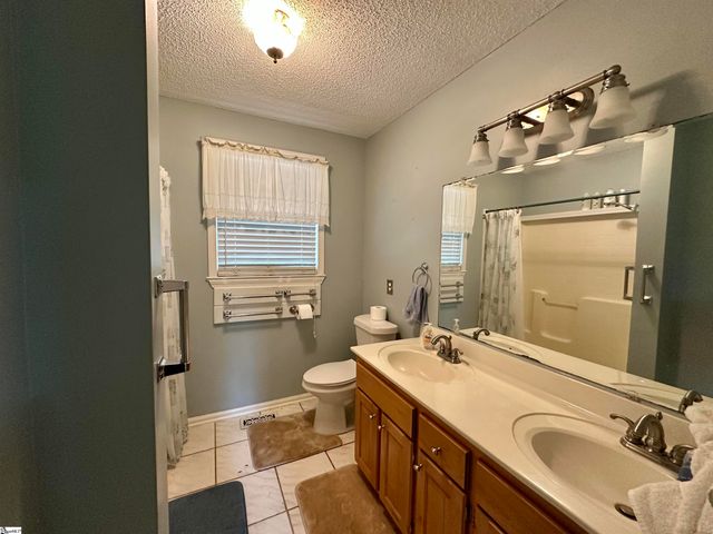 693 Grandwood Boulevard, Gray Court, SC 29645
