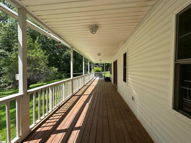 693 Grandwood Boulevard, Gray Court, SC 29645