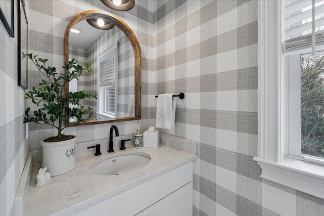 5 Whiting Farm Drive, Amherst, NH 03031