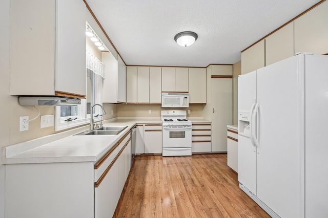 6360 Forest Circle, Chanhassen, MN 55331