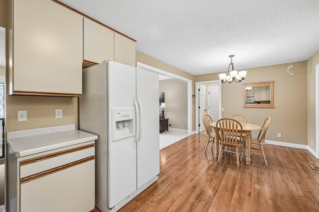 6360 Forest Circle, Chanhassen, MN 55331