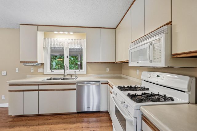 6360 Forest Circle, Chanhassen, MN 55331