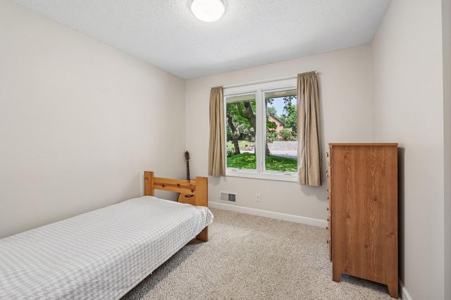 6360 Forest Circle, Chanhassen, MN 55331