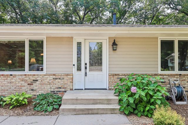 6360 Forest Circle, Chanhassen, MN 55331
