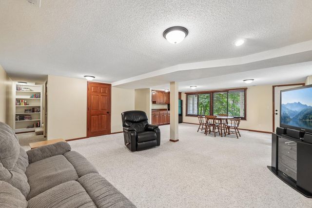 6360 Forest Circle, Chanhassen, MN 55331