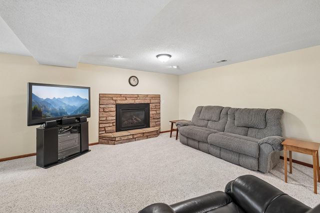 6360 Forest Circle, Chanhassen, MN 55331