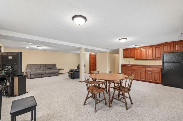 6360 Forest Circle, Chanhassen, MN 55331