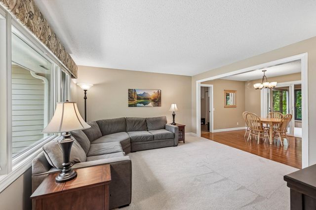 6360 Forest Circle, Chanhassen, MN 55331