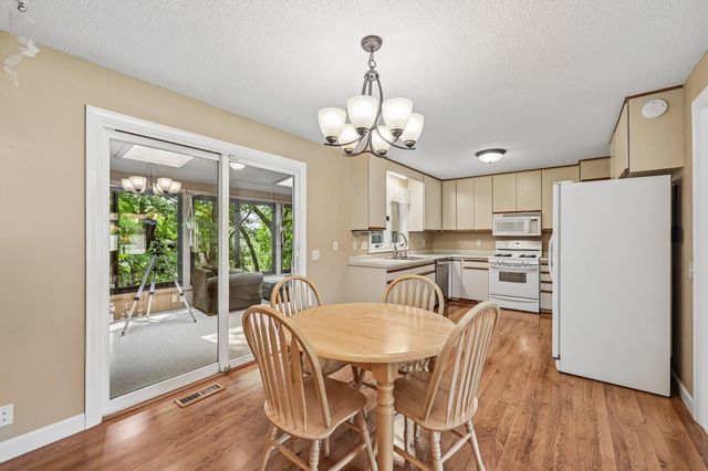 6360 Forest Circle, Chanhassen, MN 55331