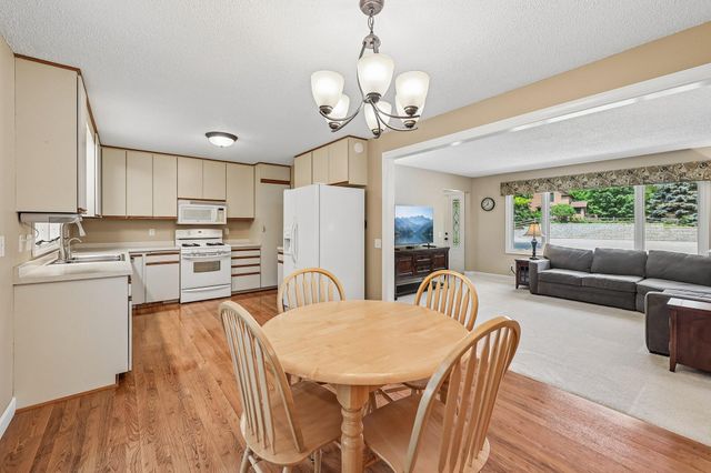 6360 Forest Circle, Chanhassen, MN 55331