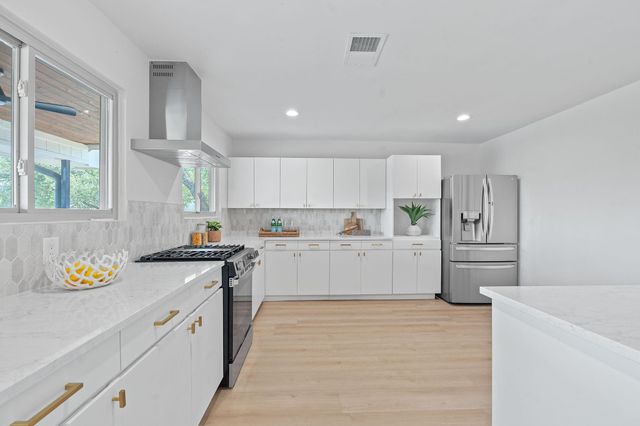 1325 Likeness RD, Spicewood, TX 78669